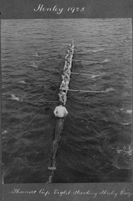 Henley 1925 - Thames Cup crew shooting Henley bridge