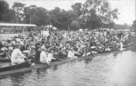 Crowds on the booms